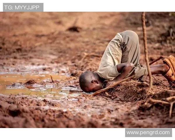 足球明星因受伤骨折痛苦不堪的瞬间揭示运动员脆弱的一面